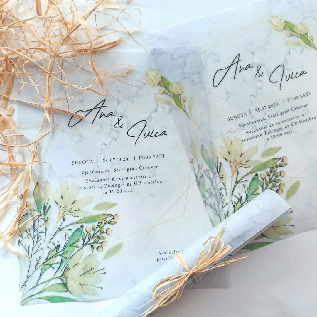 Cvjetna ilustracija nastala je tradicionalnom tehnikom - najprije kistom, zatim digitalizirana i prilagođena za tisak.