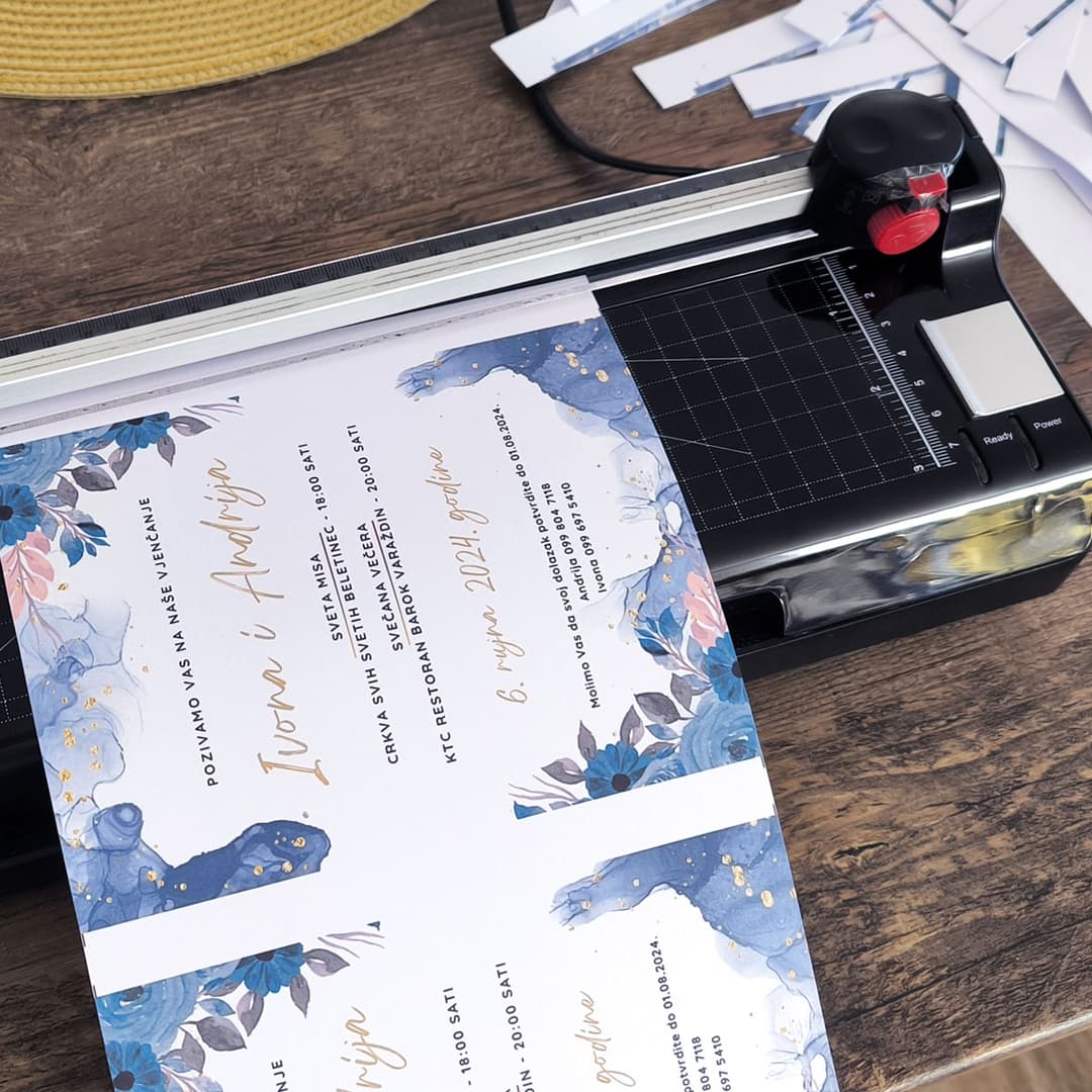 Glavni motiv dizajna bio je plavi cvjetni akvarel koji se provlači kroz cijeli set zajedno sa zlatnim detaljima i slovima. Elegantna i svečana, pozivnica najavljuje događaj koji se pamti.