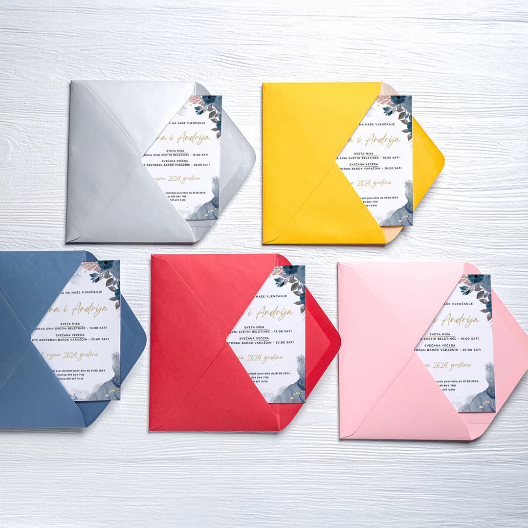 Pozivnice, kuverte i umetci pažljivo su dizajnirani da tvore skladnu cjelinu. Svaki detalj ima svoje mjesto i funkciju.