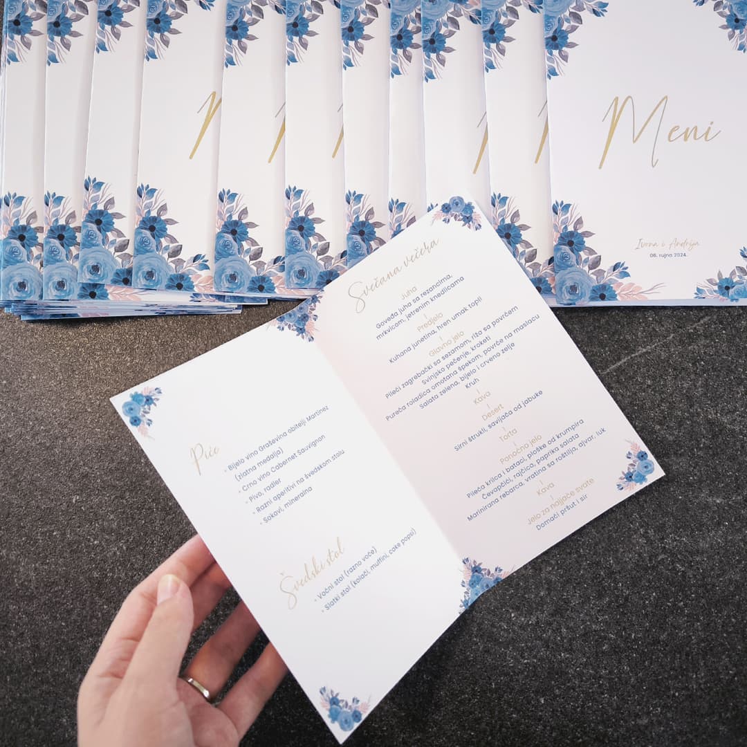 Na svakom stolu nalazile su se kartice s jelovnikom, elegantno uklopljene u ostatak vizualnog identiteta.