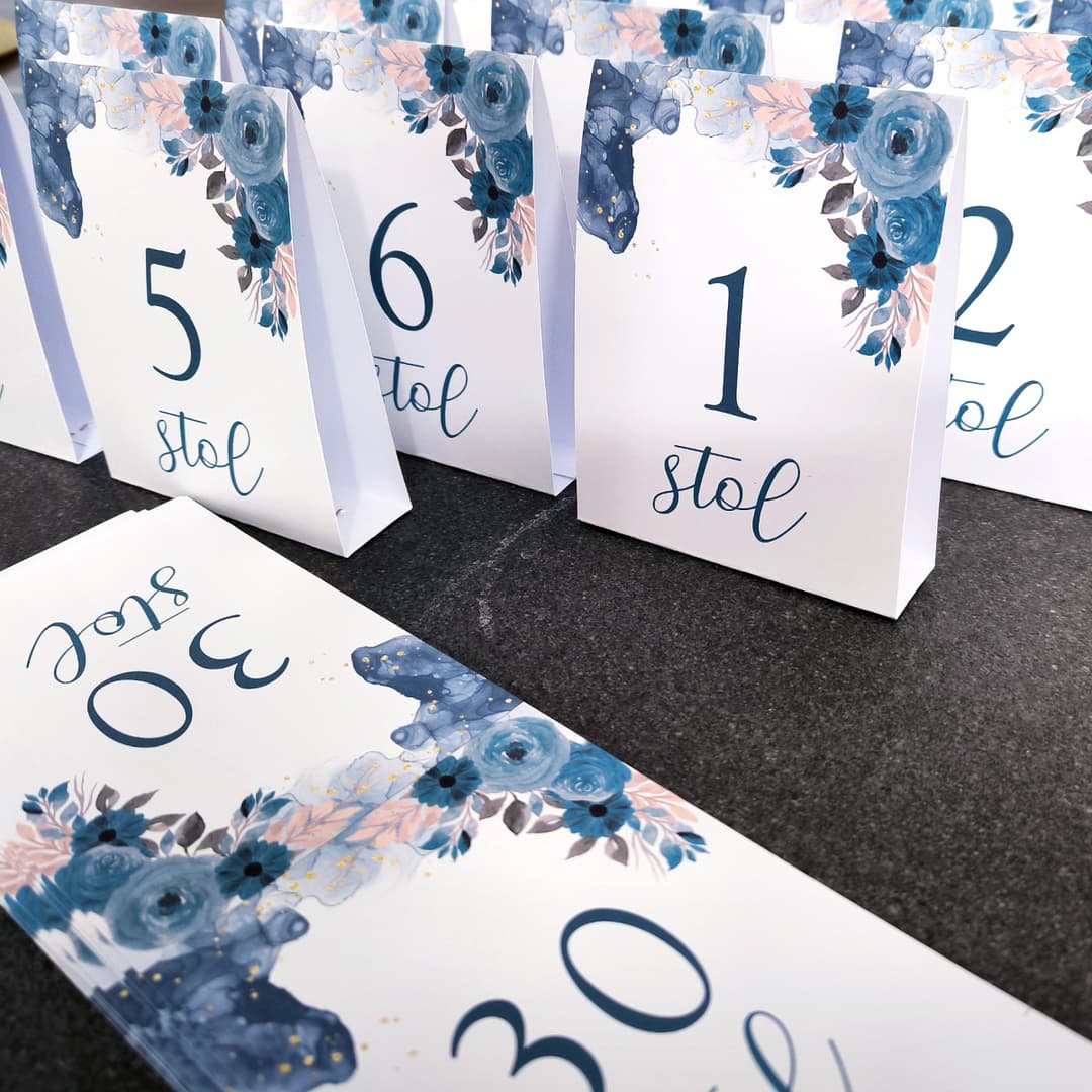 Brojevi su tiskani na debljem papiru i bili jasno vidljivi, ali nenametljivi - savršeni za organizaciju sjedenja uz stil.