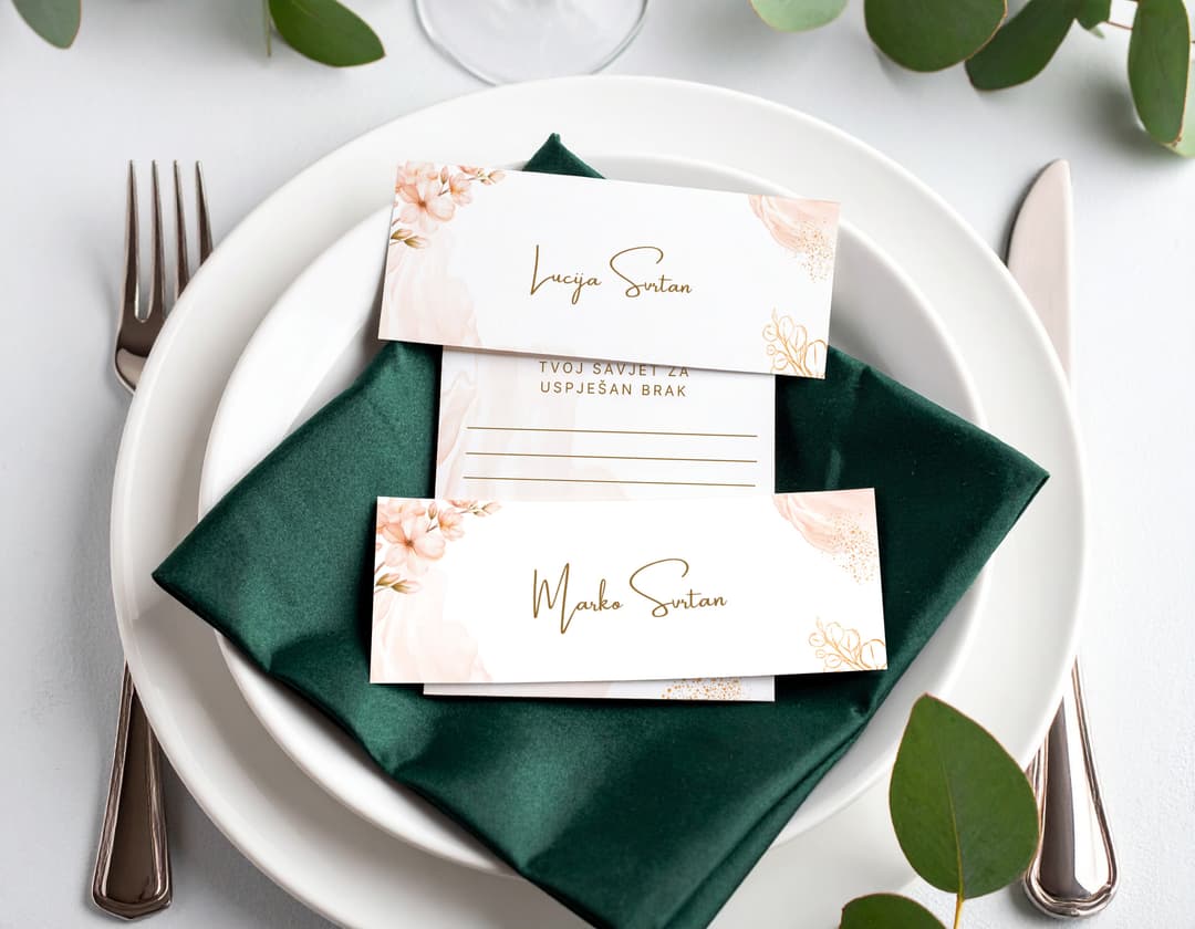 Pozivnice - jednostavne, prozračne i osobne - upravo onakve kakve sam željela da budu. S detaljima u skladu s ostatkom dekoracija.