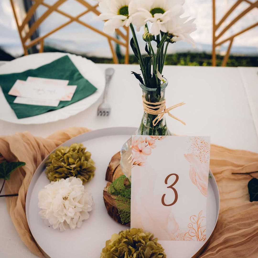 Za svakog gosta pripremila sam personaliziranu oznaku s imenom, postavljenu na tanjur. Sitnica koja svima izmami osmijeh. Umjesto klasične knjige gostiju, odlučila sam se za kartice s pitanjima i porukama - zabavno, iskreno i čuvano za cijeli život.