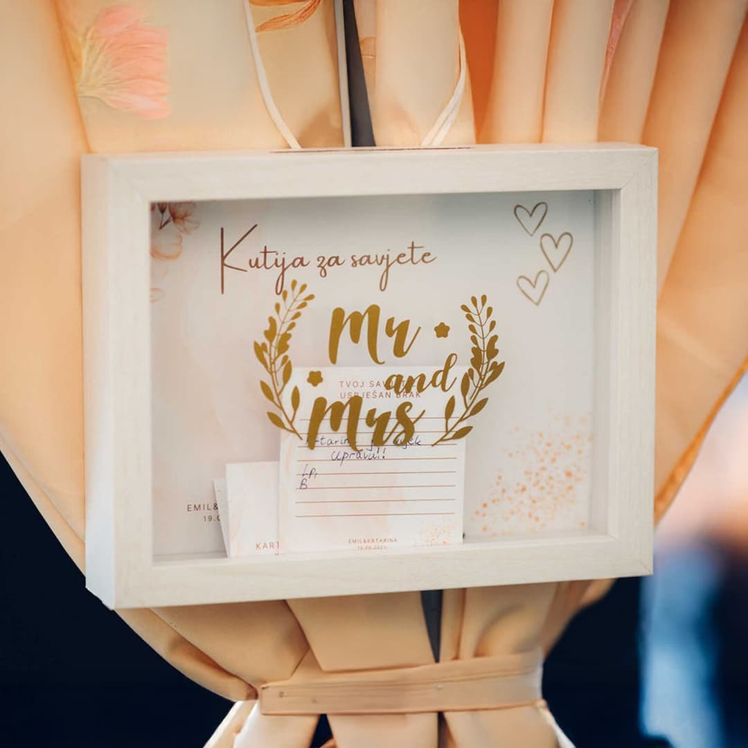 Svaka ispunjena kartica ubacivala se u kutiju izrađenu baš za tu priliku. Mala kapsula vremena puna savjeta i ljubavi.