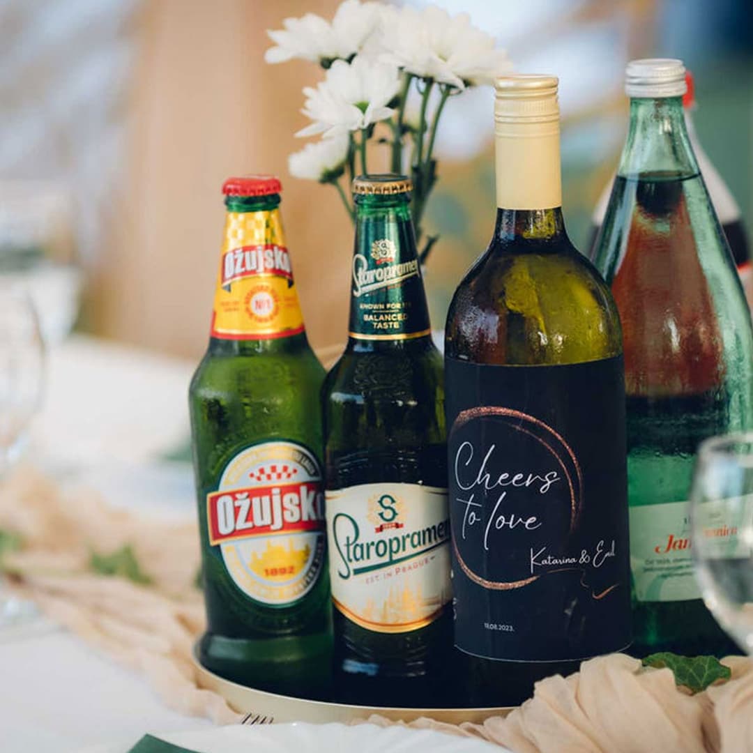 Čak su i boce žestokog pića dobile svoje mjesto u vizualnom identitetu - bez improvizacije. Svaka etiketa dizajnirana je tako da se savršeno uklopi u ostatak dekoracija.