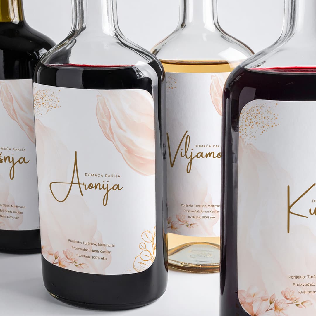 S dodatkom koji je razveselio sve generacije. Baka i djed posebno su bili ponosni jer su upravo njihove domaće rakije dobile personalizirane etikete s njihovim imenima.