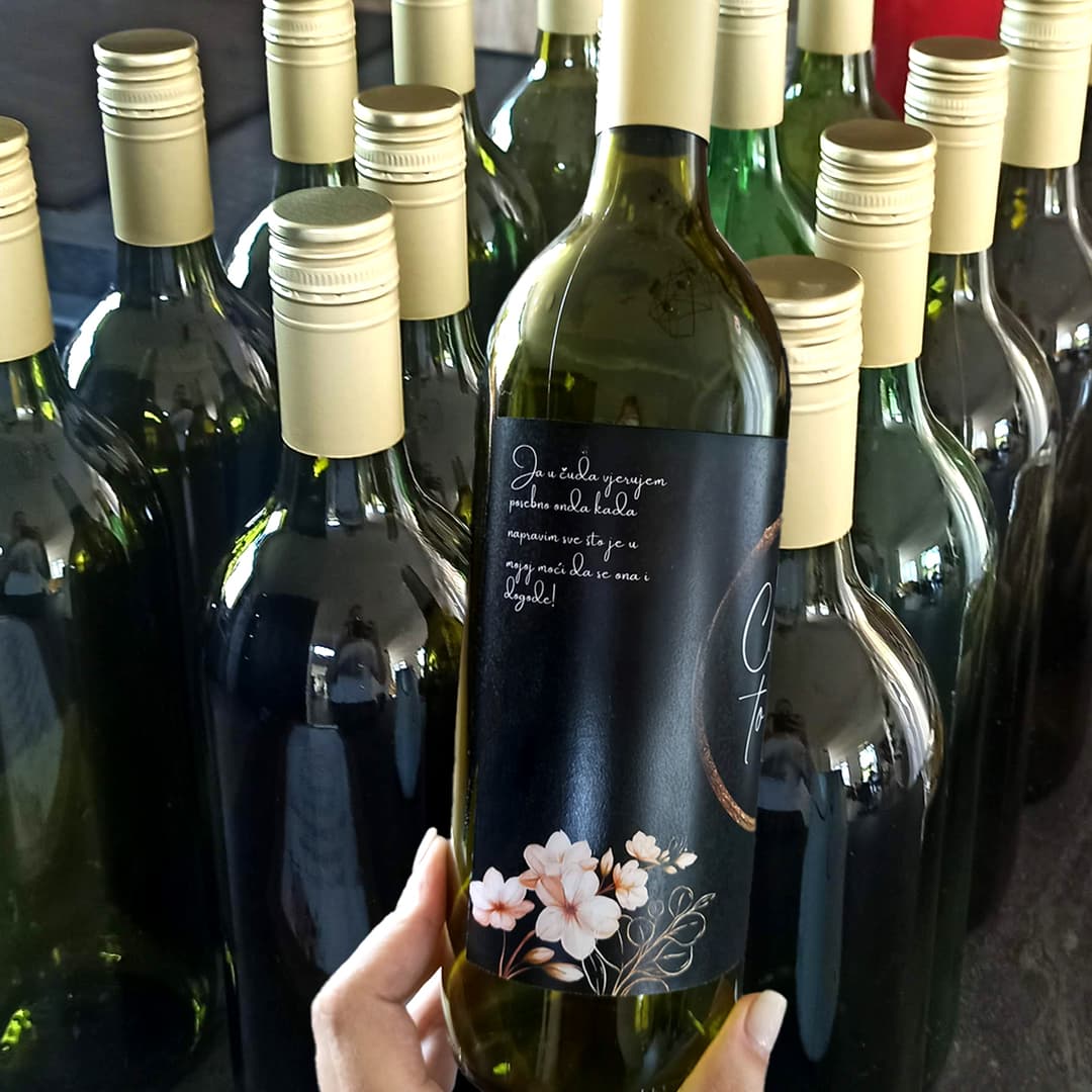 Na svakoj boci vina nalazila se etiketa s našim imenima i citatom koji volimo, detalj koji je oduševio goste i poslužio kao uspomena.