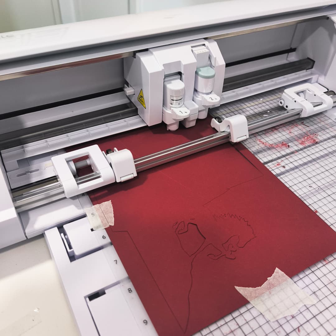 Da bi se ovako detaljne i kompleksne siluete pretočile iz digitalnog dizajna u stvarnost, u pomoć je uskočio moj Silhouette Cameo. Precizno izrezani omoti u bordo nijansi savršeno uokviruju samu pozivnicu, a fini detalji poput srca koja spajaju mačku i konja daju dizajnu 3D dimenziju i teksturu koja se osjeti pod prstima.