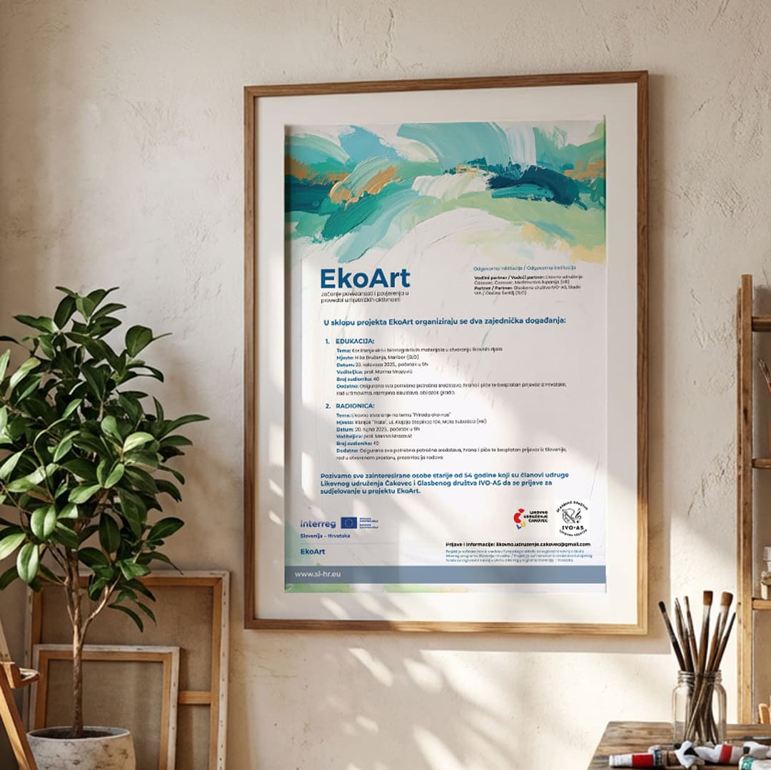 Glavni vizualni element plakata je apstraktna tekstura poteza kistom u tonovima tirkizne, zelene i zlatne boje. Ova tekstura simbolizira svježinu prirode (Eko) i kreativni proces (Art).
- Tipografija: Odabran je čist, moderan sans-serif font koji omogućuje visoku čitljivost velikog broja informacija, što je ključno za ciljanu skupinu (54+).
- Organizacija informacija: Korištenjem blokova u boji (plava navigacija) i ikona, kompleksni podaci o predavanjima i radionicama postali su pregledni i lako probavljivi.
- Bilingvalnost: Dizajn je prilagođen za hrvatsko i slovensko tržište, osiguravajući vizualnu dosljednost kroz sve materijale.