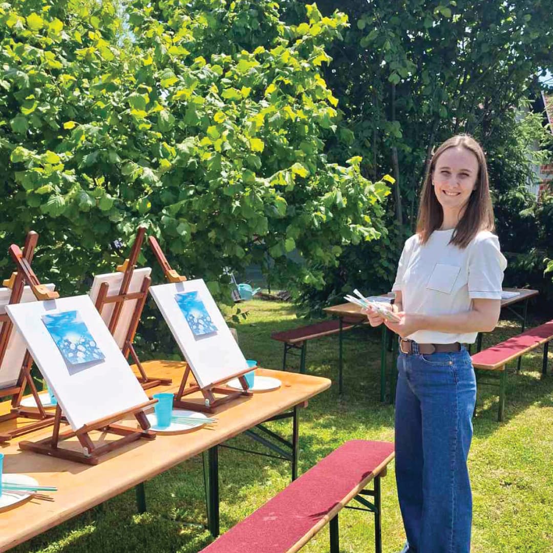 Opuštena Atmosfera i Raznolika Grupa
Radionica je okupila prekrasnu, raznoliku grupu od 7 polaznika, različitih uzrasta, od mlađih entuzijasta do onih s malo više životnog iskustva.